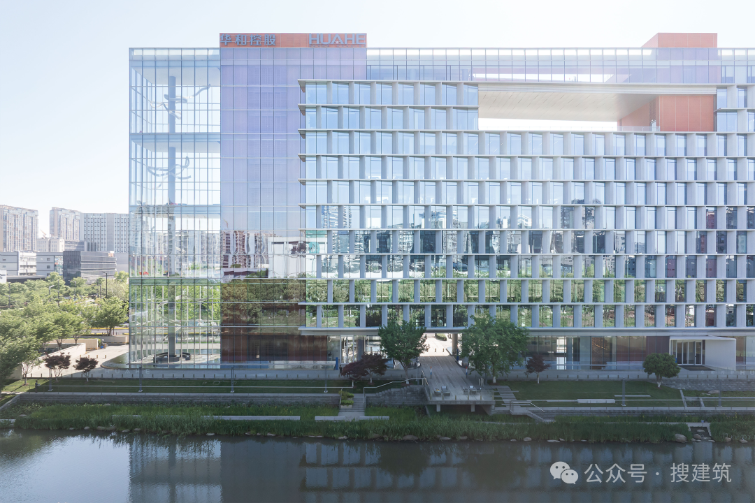 创新办公：因地制宜，用长度换高度，穿孔铝板的外立面设计